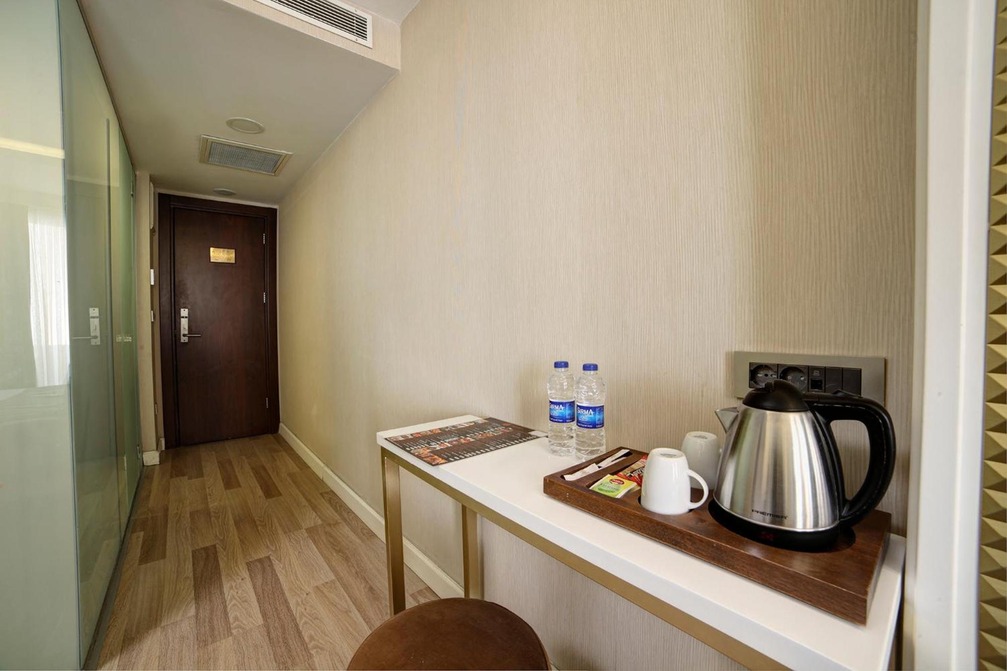 Great Fortune Hotel & Spa Istanbul Luaran gambar A tea and coffee making facility in a hotel room