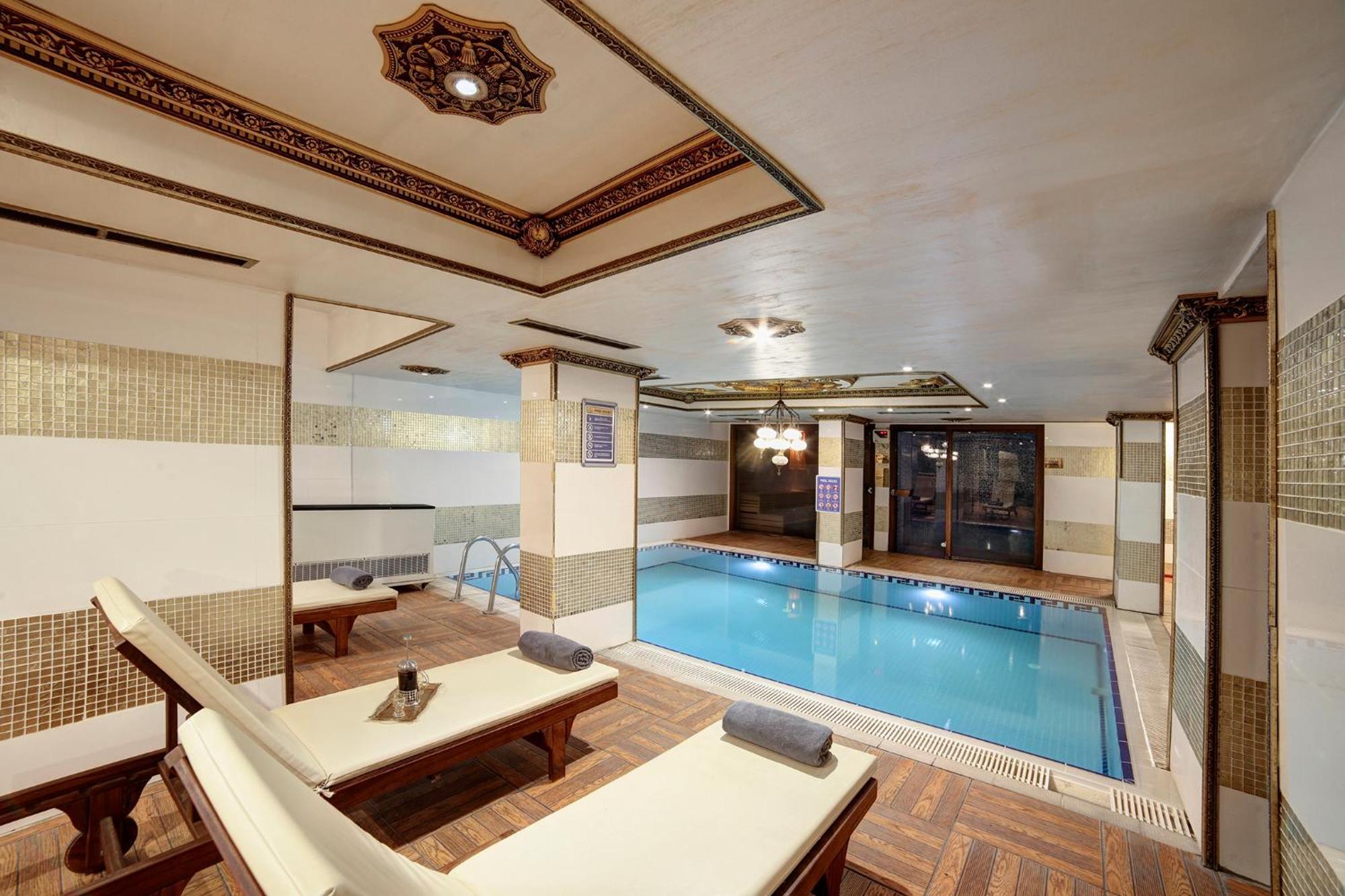 Great Fortune Hotel & Spa Istanbul Luaran gambar The swimming pool at the hotel