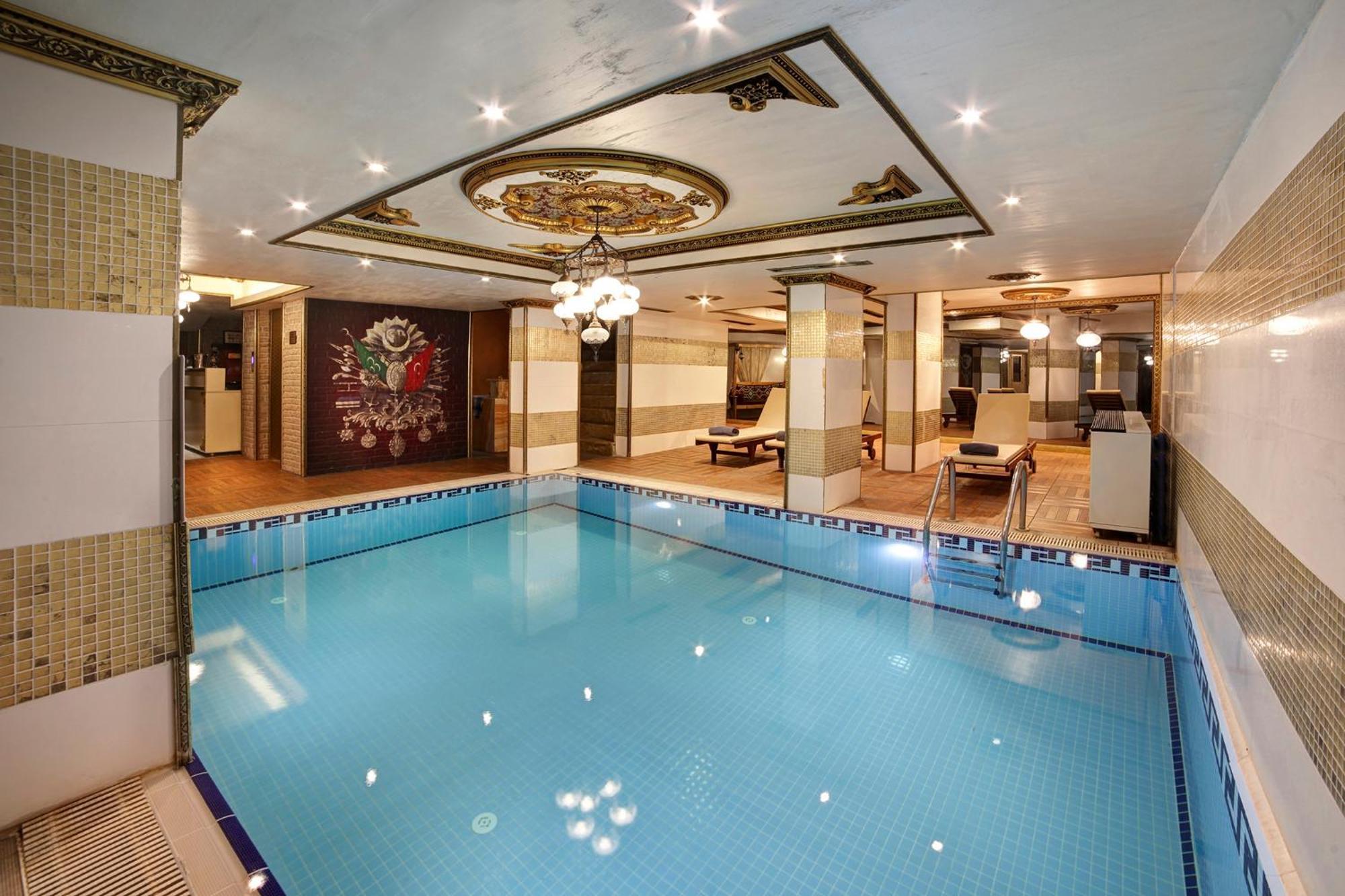 Great Fortune Hotel & Spa Istanbul Luaran gambar The swimming pool at the hotel